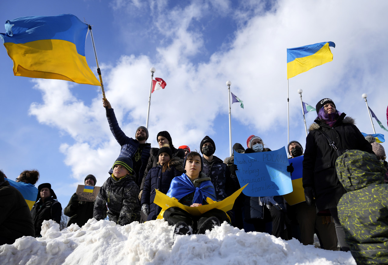 27일(현지시간) 캐나다 온타리오주 오타와의 오타와 시청사 앞에서 우크라이나 지지 시위대가 우크라이나 국기를 흔들고 있다. 오타와=AP