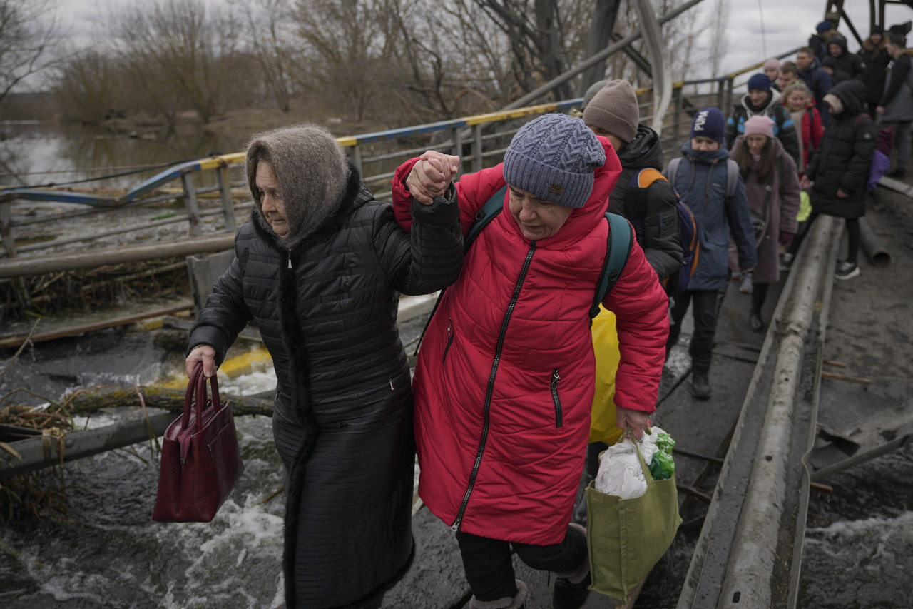 5일(현지시간) 우크라이나 이르핀 마을의 이르핀 강 다리가 러시아군의 공습으로 파괴돼 피난길 주민들이 그 밑에 급조된 좁은 통로를 통해 이동하고 있다. 이르핀=AP