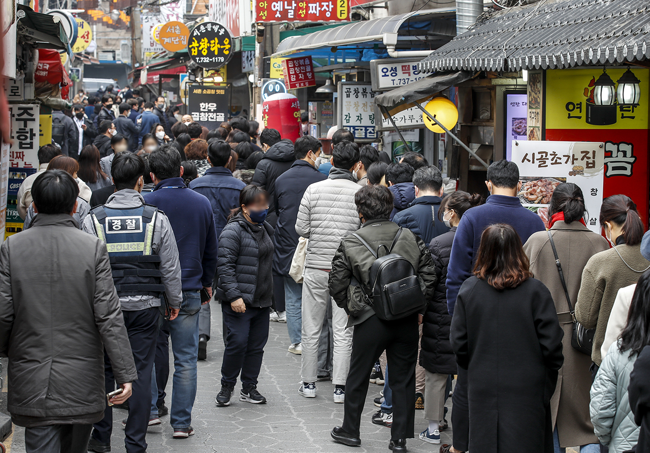 제20대 대통령선거 사전투표가 시작된 4일 오후 서울 종로구 서울생활문화지원센터에 마련된 사전투표소 인근 길목이 투표를 기다리는 시민들로 가득차있다. 사진=뉴시스