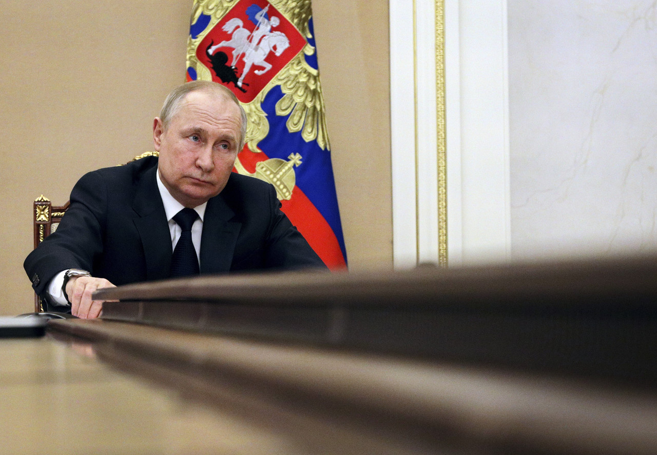 블라디미르 푸틴 러시아 대통령이 10일(현지시간) 모스크바에서 원격으로 각료회의를 주재하고 있다. 모스크바=AP