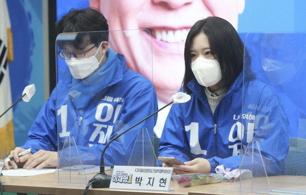 박지현 민주당 공동비대위원장(오른쪽). (사진=뉴시스)
