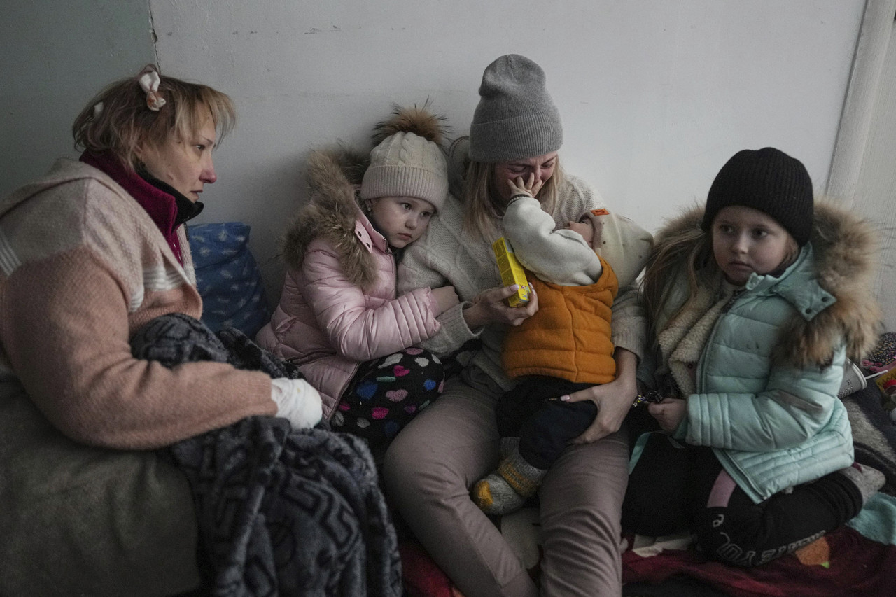 지난 11일(현지시간) 우크라이나 마리우폴의 한 병원 복도에 두 여성이 아이들과 함께 앉아 슬픔에 빠져 있다. 마리우폴=AP