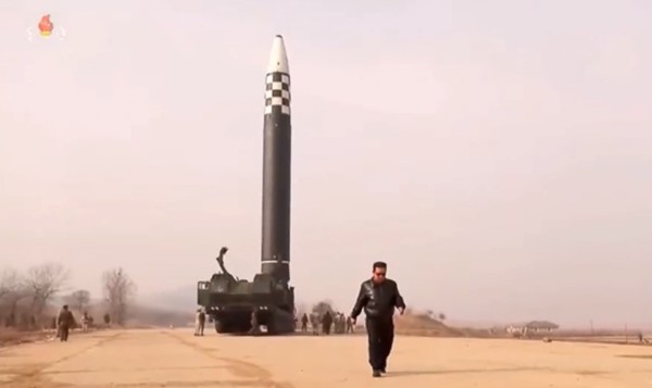 신형 ICBM 화성-17형을 배경으로 걸어가는 김정은 위원장. 사진=조선중앙TV
