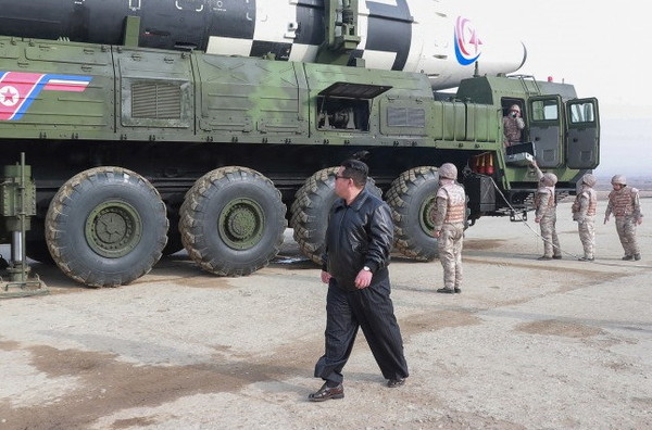 김정은 북한 국무위원장이 신형 ICBM 화성-17형 옆에서 샌들을 신고 걷고 있다. 사진=조선중앙TV