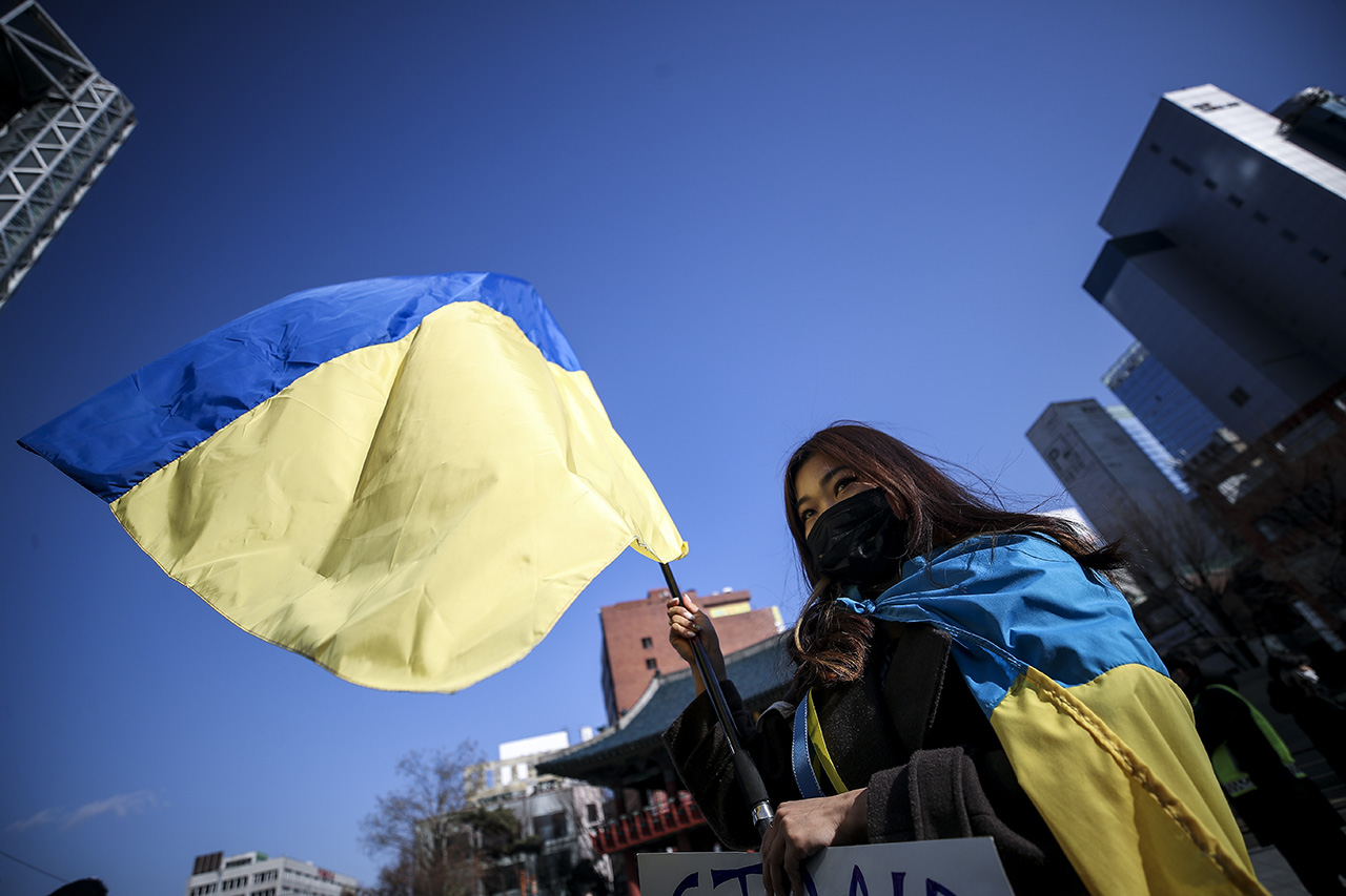 재한러시아, 우크라이나인 등 관계자들이 지난 2월 27일 오후 서울 종로구 보신각 앞에서 열린 러시아의 우크라이나 침공 규탄 및 전쟁 반대 시위에서 우크라이나 깃발을 들고 있다. 사진=뉴시스