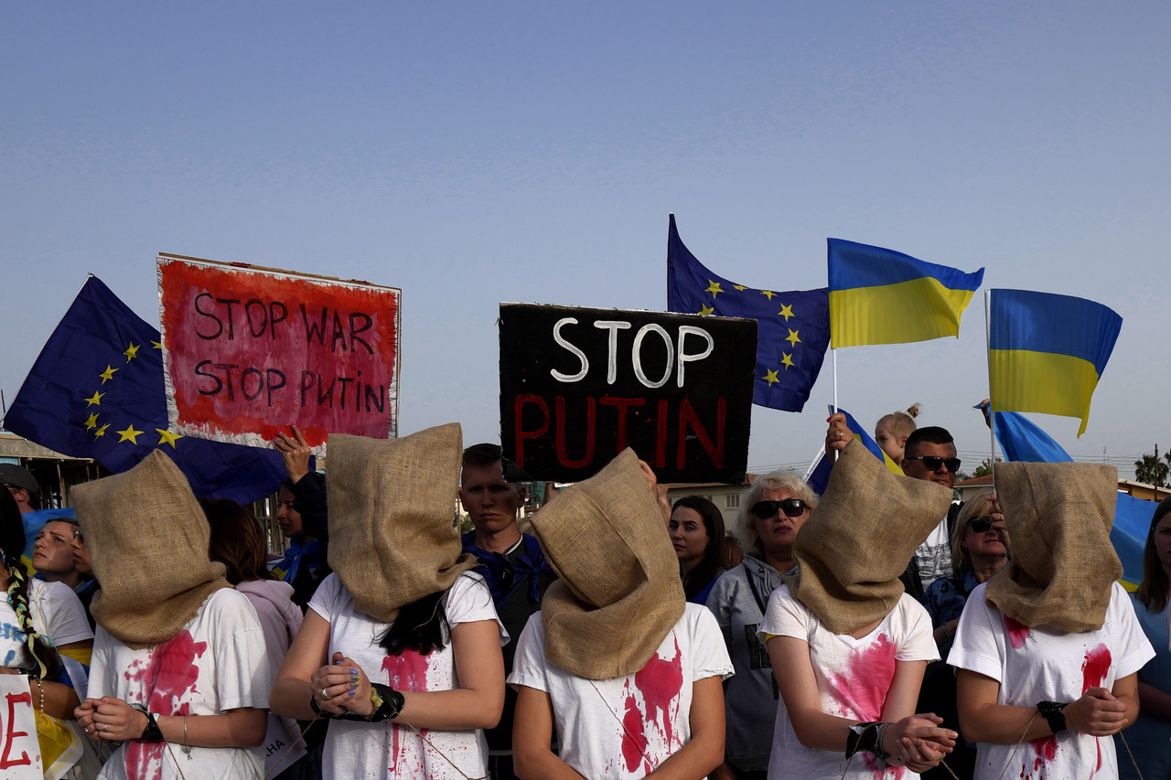 7일(현지시간) 키프로스 니코시아에서 양손을 묶은 우크라이나 사람들이 러시아 규탄 시위를 하고 있다. 니코시아=AP