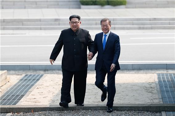 퇴임을 앞둔 문재인 대통령이 김정은 북한 국무위원장과 친서를 교환했다고 조선중앙통신이 22일 보도했다. 사진=시사주간 DB