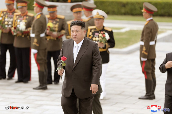 대성산혁명열사릉을 찾은 김정은 위원장이 붉은장미를 들고 있다. 사진=NEW DPRK