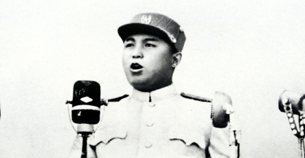 1953년 흰색 군복을 입고 나타난 김일성 주석과 2022년 4월 25일 흰색 군복을 입고 나타난 김정은 위원장. 사진=트위터