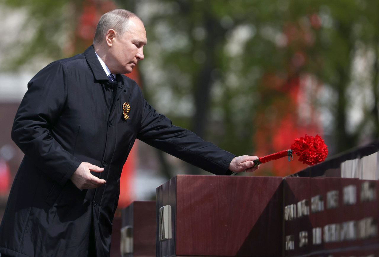블라디미르 푸틴 러시아 대통령이 9일(현지시간) 러시아 모스크바에서 열린 제2차 세계대전 종전 제77주년(전승절) 기념 열병식 참석 후 무명용사 묘역을 방문해 헌화하고 있다. 모스크바=AP
