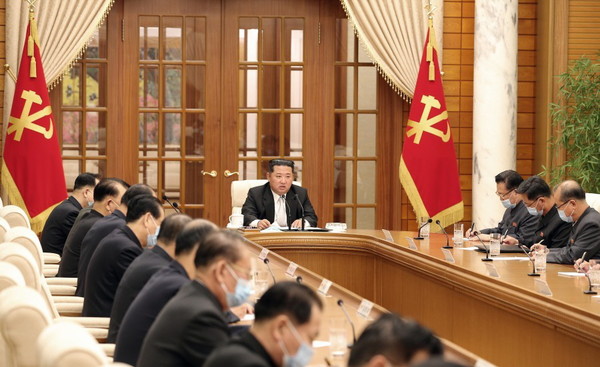 김정은 북한 국무위원장이 당 중앙위 제8기 제8차 정치국회의를 주재하고 있다. 사진=북한 소식통
