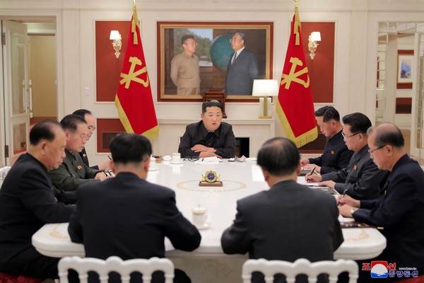김정은 북한 국무위원장이 17일 당 정치국 상무위원회 회의를 주재하고 있다. 사진=트위터