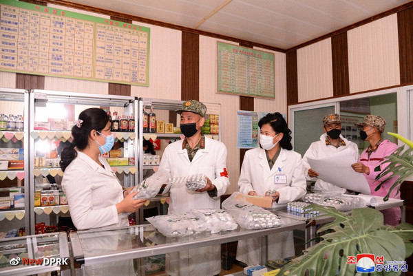 북한 군의전투원들이 약국에서 의약품 유통과 관련 얘기를 나누고 있다. 사진=NEW DPRK