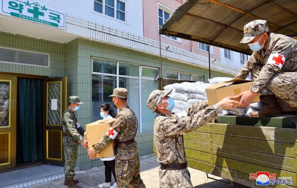북한 군의전투원들이 약국에 의약품을 공급하고 있다. 사진=시사주간 DB