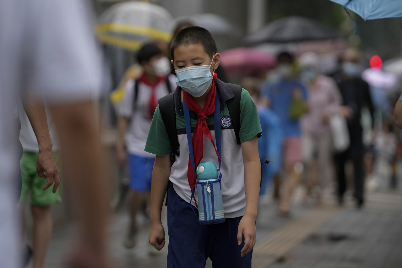지난달 27일 중국 베이징에서 마스크를 슨 한 초등학생이 등교하고 있다. 베이징=AP