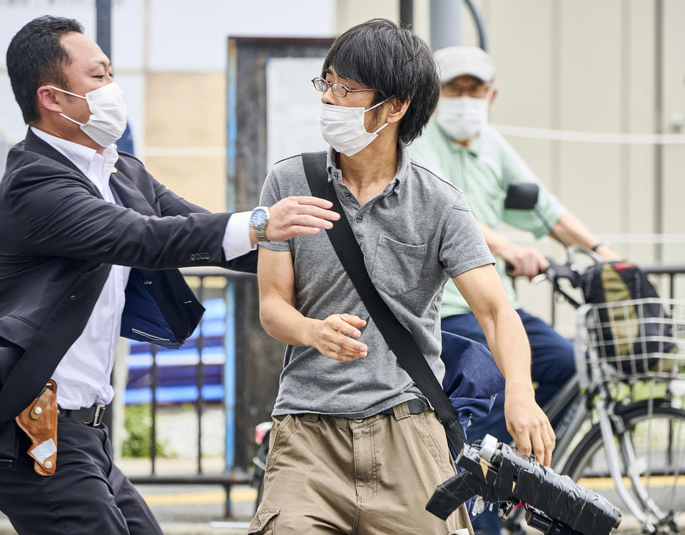 지난 8일 일본 나라시에서 가두 연설을 하던 아베 신조 전 총리에게 총격을 가한 용의자 야마가미 데쓰야(41)가 현장에서 체포되고 있다. 범행에 사용한 것으로 보이는 총을 손에 쥐고 있다. 나라(일본)=AP