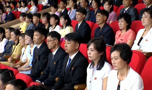 전국비상방역총화회의에 참석한 북한 주민들이 마스크를 벗은 채 자리에 앉아 있다. 사진=조선중앙TV