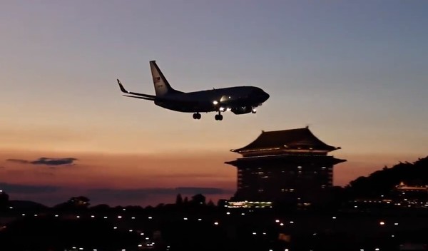 미국 의회 대표단을 태운 비행기가 대만 송산공항에 착륙하기 위해 고도를 낮추고 있다. 사진=NEW DPRK