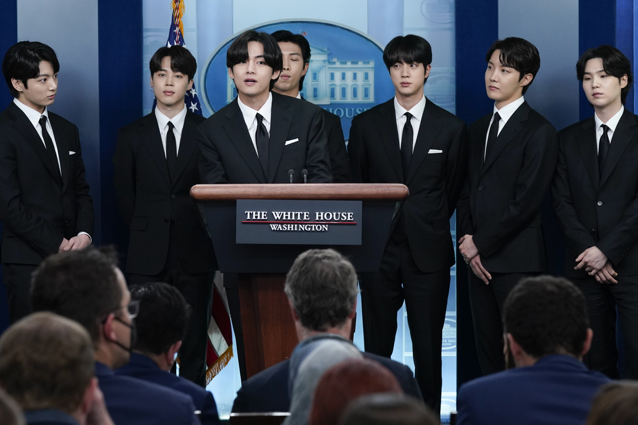 그룹 방탄소년단(BTS)의 뷔가 지난 5월 31일(현지시간) 백악관 기자실에서 발언하고 있다. 워싱턴=AP