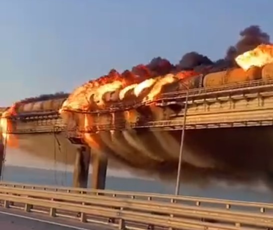 8일(현지시간) 오전 6시 7분 크림대교가 폭발하면서 철도 교량을 지나던 유조차가 불타고 있다. 사진=NEW DPRK