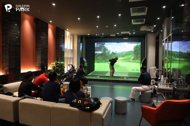 지난 2월 중국 베이징에 오픈한 골프존파크 1호점 플래그십 매장에서 고객들이 스크린골프를 즐기고 있다. 사진=골프존