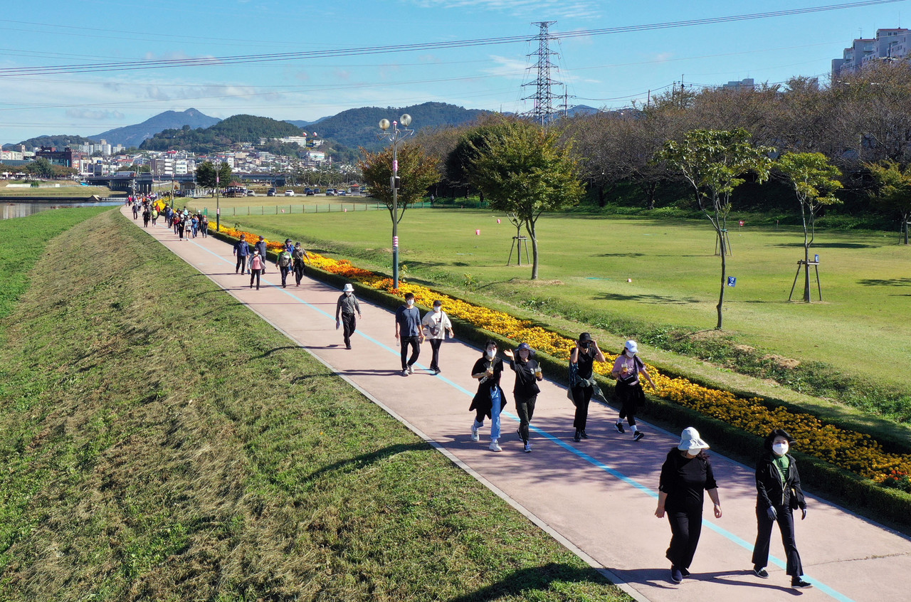 경남 밀양시 제3회 맑은 공기 걷기대회가 열린 지난 15일 오전 대회 참가자들이 삼문동 둔치를 힘차게 걷고 있다. 사진=밀양시