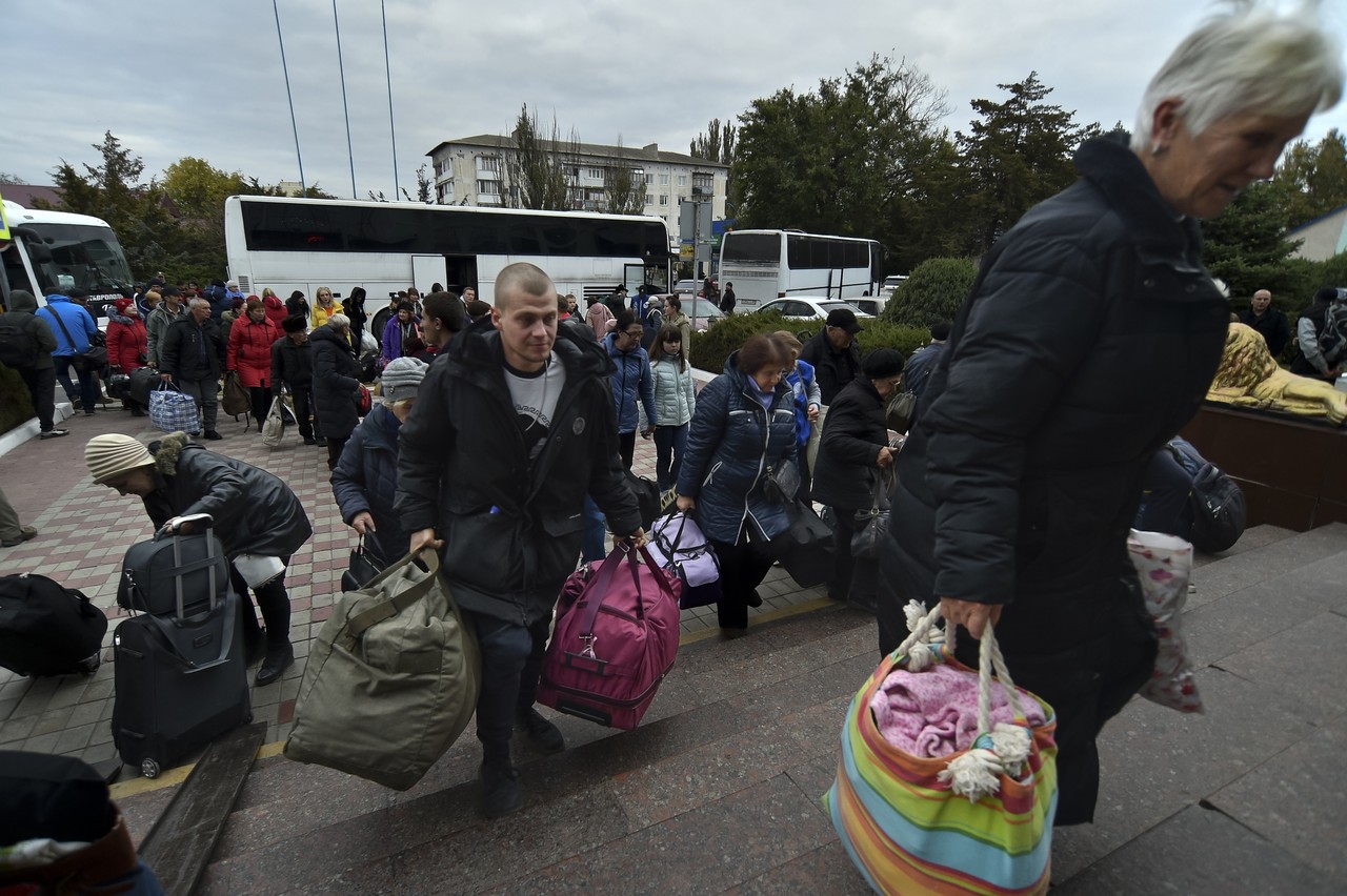 지난 21일(현지시간) 우크라이나 헤르손에서 대피한 사람들이 크름반도의 드잔코이 기차역에 도착하고 있다. 당초 헤르손 철수설을 일축했던 러시아 당국은 헤르손이 대규모 우크라이나 포격을 받을 수 있다고 경고하고 주민들에게 퇴거를 독려했다. 헤르손=AP