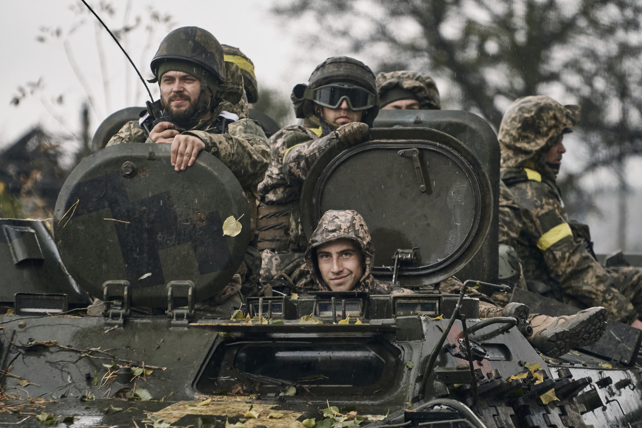 우크라이나 군인들이 지난 20일(현지시간) 우크라이나 동부 도네츠크주 모처에서 무장 장갑차(APC)로 이동하고 있다. 도네츠크=AP