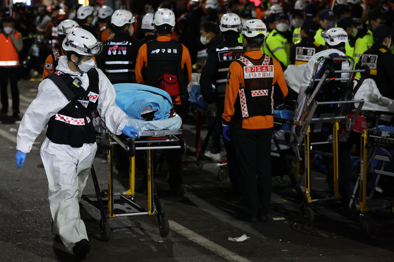 지난 29일 밤 서울 용산구 이태원 일대에서 대규모 압사사고가 발생한 가운데 30일 새벽 구급대원이 시신을 이송하고 있다. 사진=뉴시스