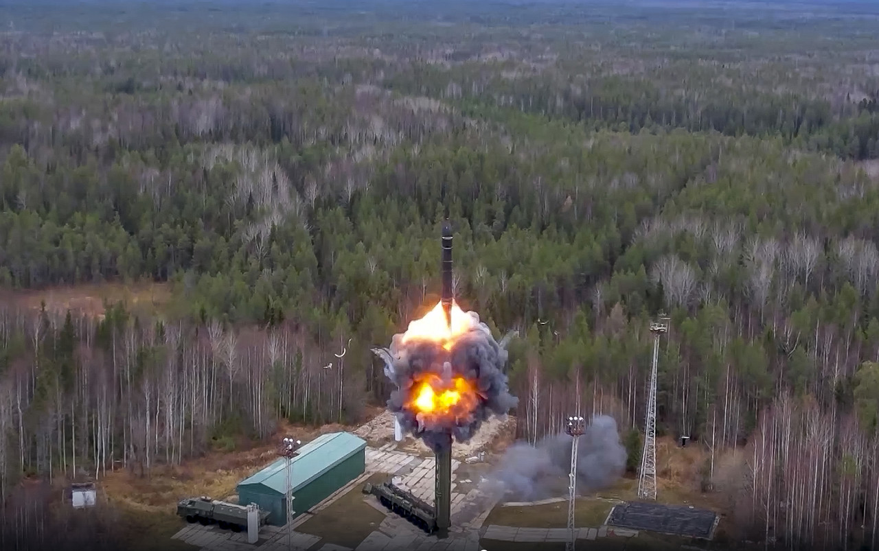 러시아 국방부가 공개한 사진에 지난달 26일(현지시간) 러시아 북서부 플레세츠크 우주 기지에서 야르스 대륙간 탄도미사일(ICBM)이 시험 발사되고 있다. 플레세츠크=AP
