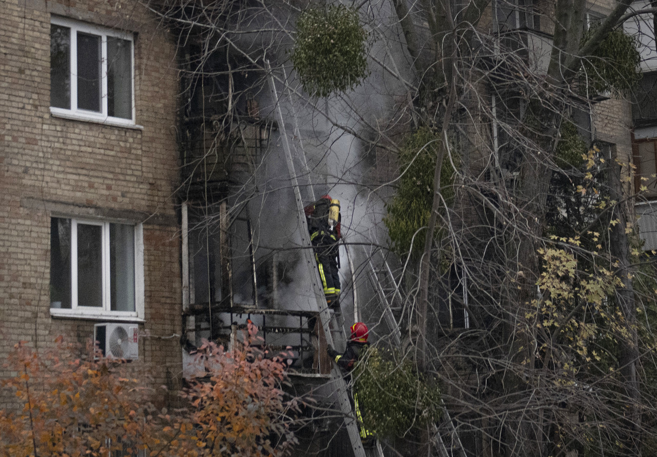 러시아의 미사일이 키이우 시내 주택가에 떨어져 화재가 발생했다. 키이우시는 이번 공격으로 1명의 사망자가 발생했다고 밝혔다. 소방관들이 화재 진압과 인명 구조에 나서고 있다. 키이우=AP