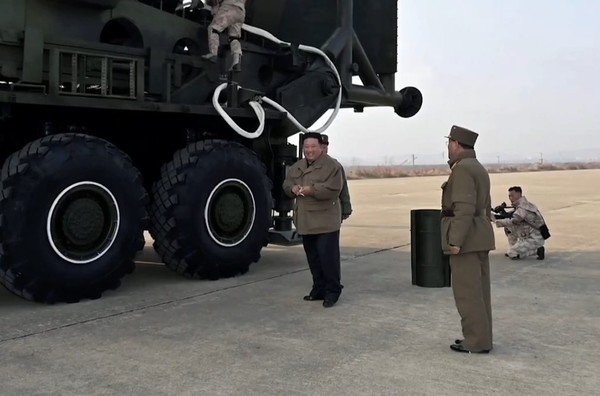 김정은 북한 국무위원장이 대륙간탄도미사일 시험 발사장에서도 손에 담배를 들고 있다. 사진=조선중앙TV