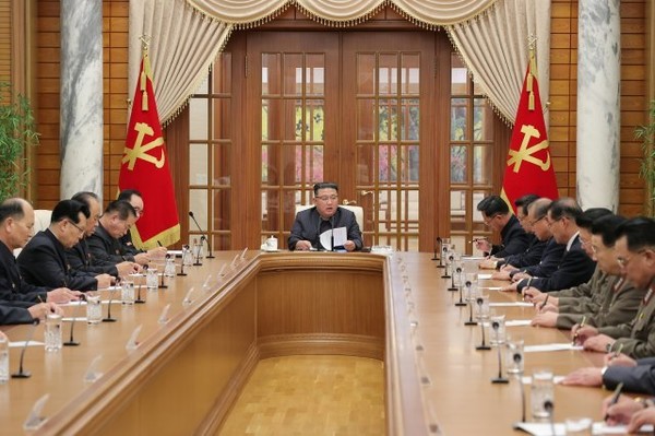 김정은 북한 국무위원장이 당 중앙위원회 제8기 제11차 정치국회의를 주재하고 있다. 사진=트위터
