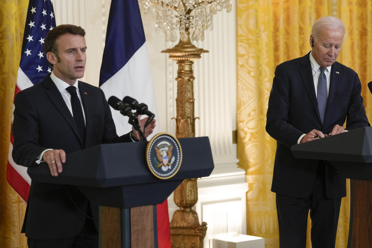 1일(현지시간) 미국 워싱턴DC 백악관 이스트룸에서 조 바이든(오른쪽) 미 대통령과 에마뉘엘 마크롱 프랑스 대통령이 공동 기자회견을 가지고 있다. 워싱턴DC=AP