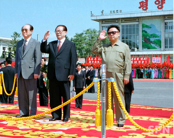 2001년 평양을 방문한 장쩌민 중국 국가 주석이 김정일 국방위원장의 환영을 받고 있다. 사진=웨이보