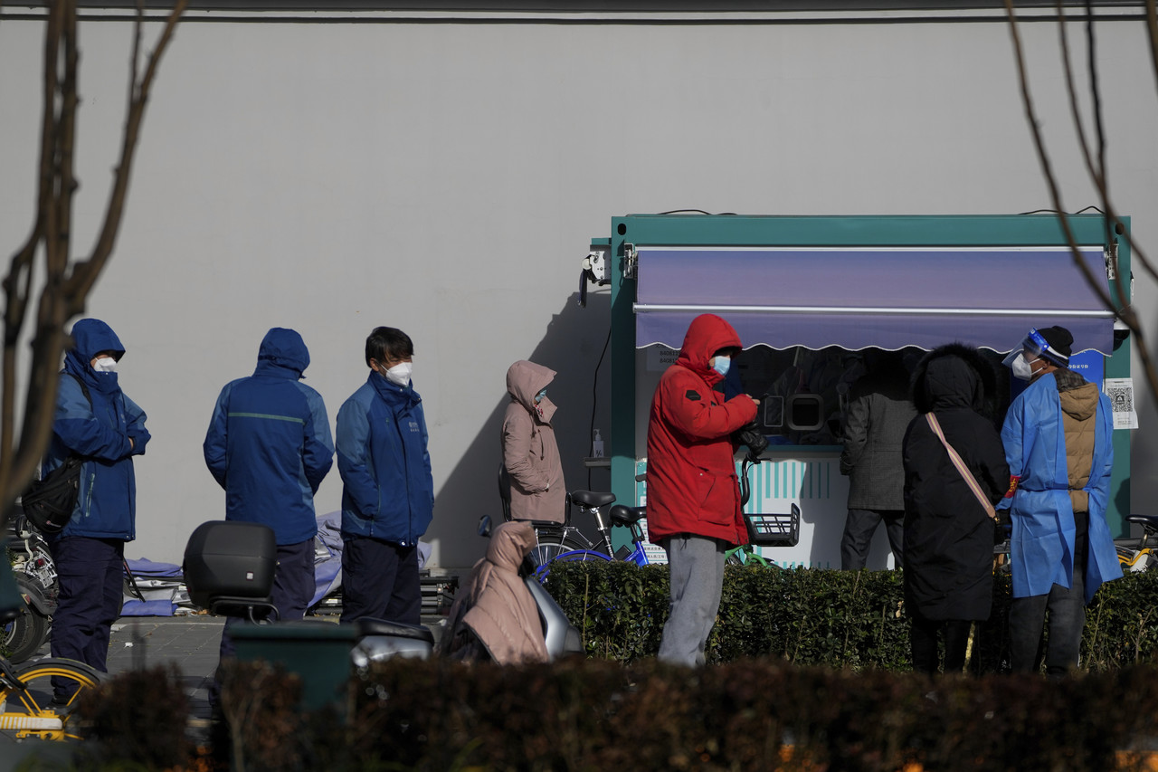 지난달 29일 중국 베이징에서 주민들이 영하의 날씨 속에 코로나19 검사를 받기 위해 순서를 기다리고 있다. 베이징=AP