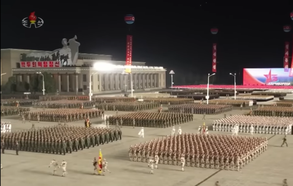 평양 미림비행장에서 수천명의 북한군이 열병식 준비를 하는 모습이 위성으로 관측됐다. 사진=시사주간 DB