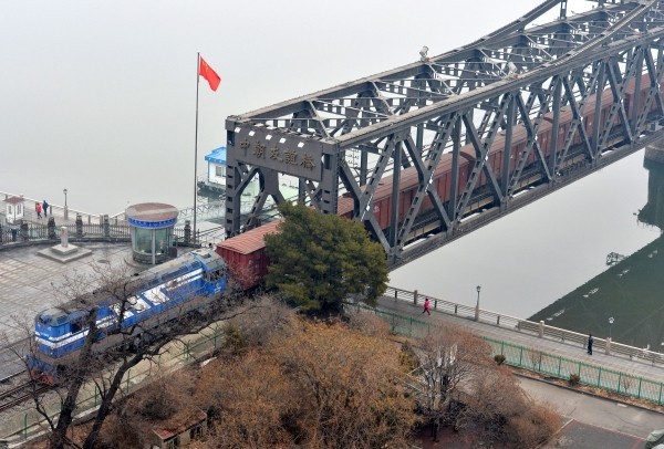 북한과 중국의 교역규모가 1억2572만 달러로 지난해 11월에 비해 80% 수준에 그쳤다. 사진은 압록강철교의 화물열차. 사진=시사주간 DB