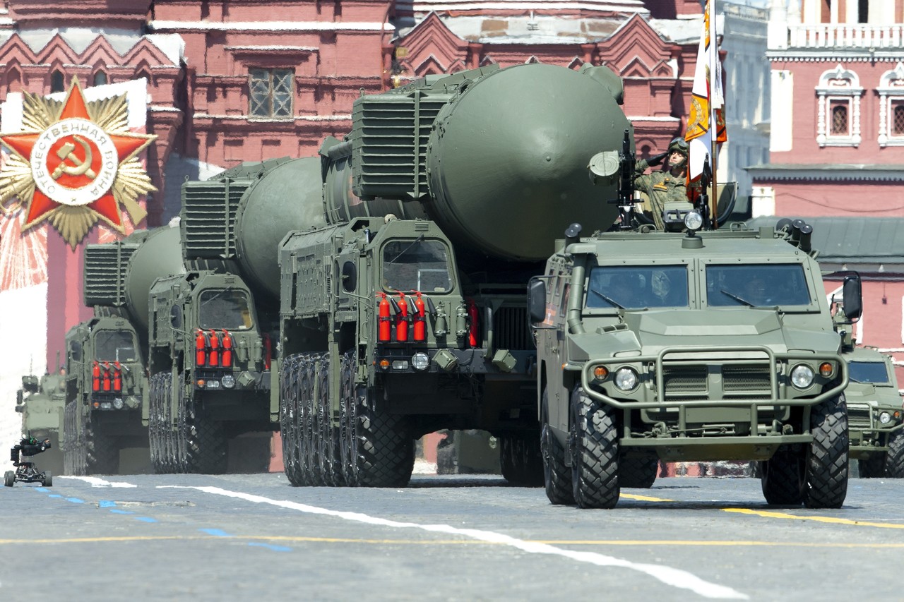 지난 2020년 6월 4일(현지시간) 러시아 모스크바 붉은광장에서 제2차 세계대전 승전 75주년 기념 군사 퍼레이드가 열려 러시아 RS-24 야르스 대륙간 탄도미사일이 행진하고 있다. 모스크바=-AP