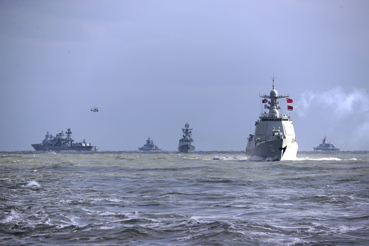 신화통신이 공개한 사진에 중국과 러시아 해군이 지난 27일(현지시간) 동중국해에서 해상 합동훈련을 하고 있다. 미국과의 긴장이 이어지고 있는 중국과 러시아는 지난 21일부터 7일간 해군 해상 합동 훈련을 시행했다. 베이징=AP