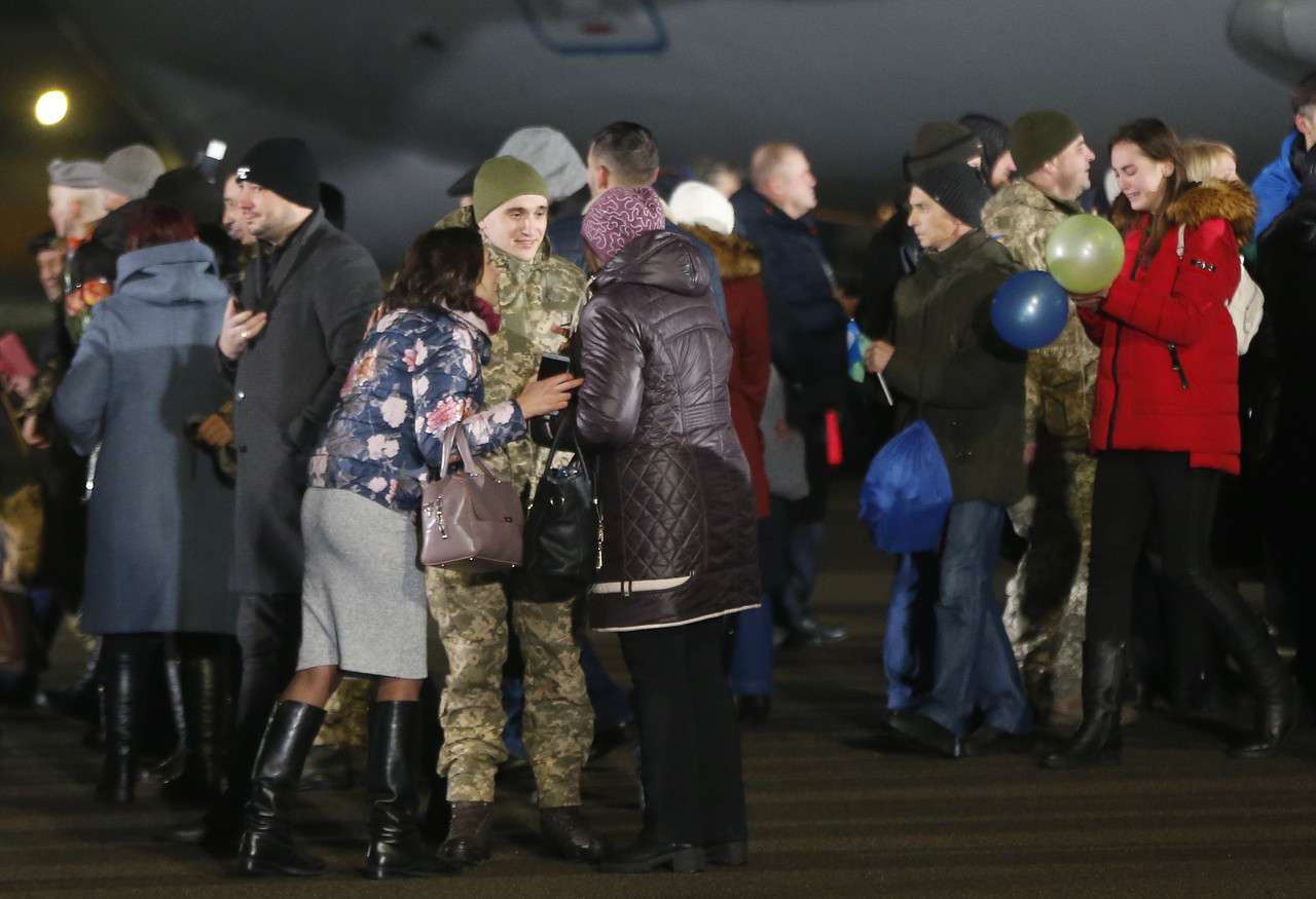 지난해 12월 29일(현지시간) 우크라이나 수도 키예프 외곽 보리스필 국제공항에 도착한 우크라이나 포로들이 가족과 재회하고 있다. 키예프=AP