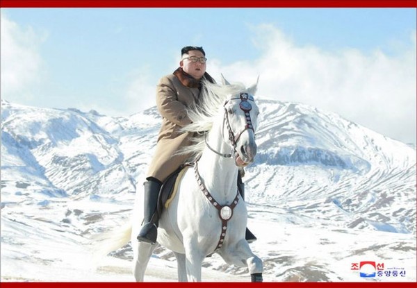 러시아산 백마를 타고 백두산에 오른 김정은 북한 국무위원장. 사진=시사주간 DB