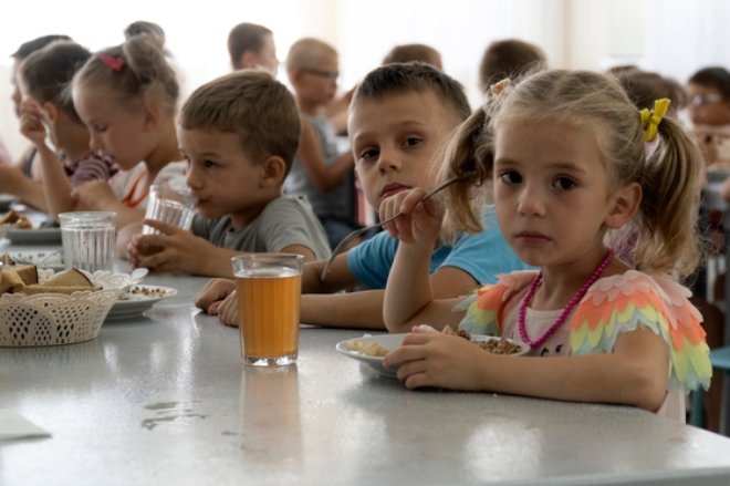 러시아가 우크라이나 어린이와 청소년들을 자국으로 강제 이송해 입양하는 절차를 밟고 있어 제노사이드(종족말살)에 해당한다는 지적이 나온다. 사진은 지난해 7월 우크라이나 어린이들. 사진=AP