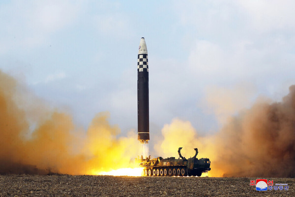 북한은 18일 동해로 대륙간탄도미사일 화성-15형 1발을 발사했다고 밝혔다. 사진=시사주간 DB