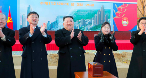 김정은 북한 국무위원장이 딸 주애와 서포지구 새 거리 건설 착공식에 참석해 박수를 치고 있다. 사진=트위터