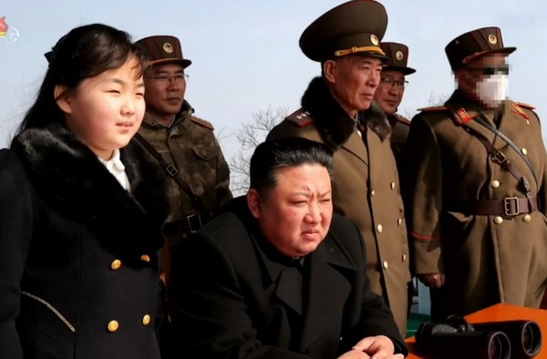 김정은 북한 국무위원장은 18~19일 딸 주애와 함께 '핵반격 가상 종합전술훈련'을 참관했다. 사진=조선중앙TV