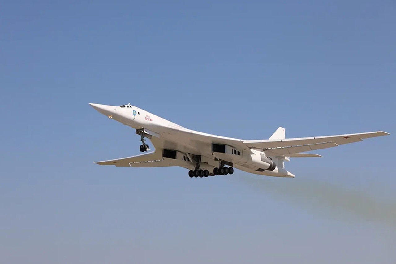 러시아 국방부가 제공한 사진에 20일(현지시간) 러시아 공군의 초음속 전략폭격기 Tu-160이 장소가 알려지지 않은 곳에서 훈련 비행하고 있다. 모스크바=AP