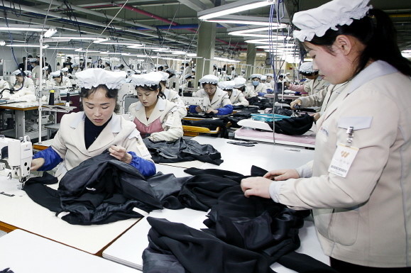 개성공단 한 의류공장에서 북한 노동자들이 제품을 생산하고 있다. 사진=시사주간 DB