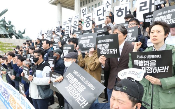 정부가 전세사기 특별법을 발표하기 하루 전인 지난 26일 전세사기·깡통전세 피해자들이 서울 여의도 국회 본관 앞 계단에서 특별법 제정을 촉구하는 모습. 사진=뉴시스