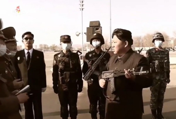 김정은 북한 국무위원장이 열병식 훈련에서 총 잡는 법을 가르쳐주고 있다. 사진=시사주간 DB